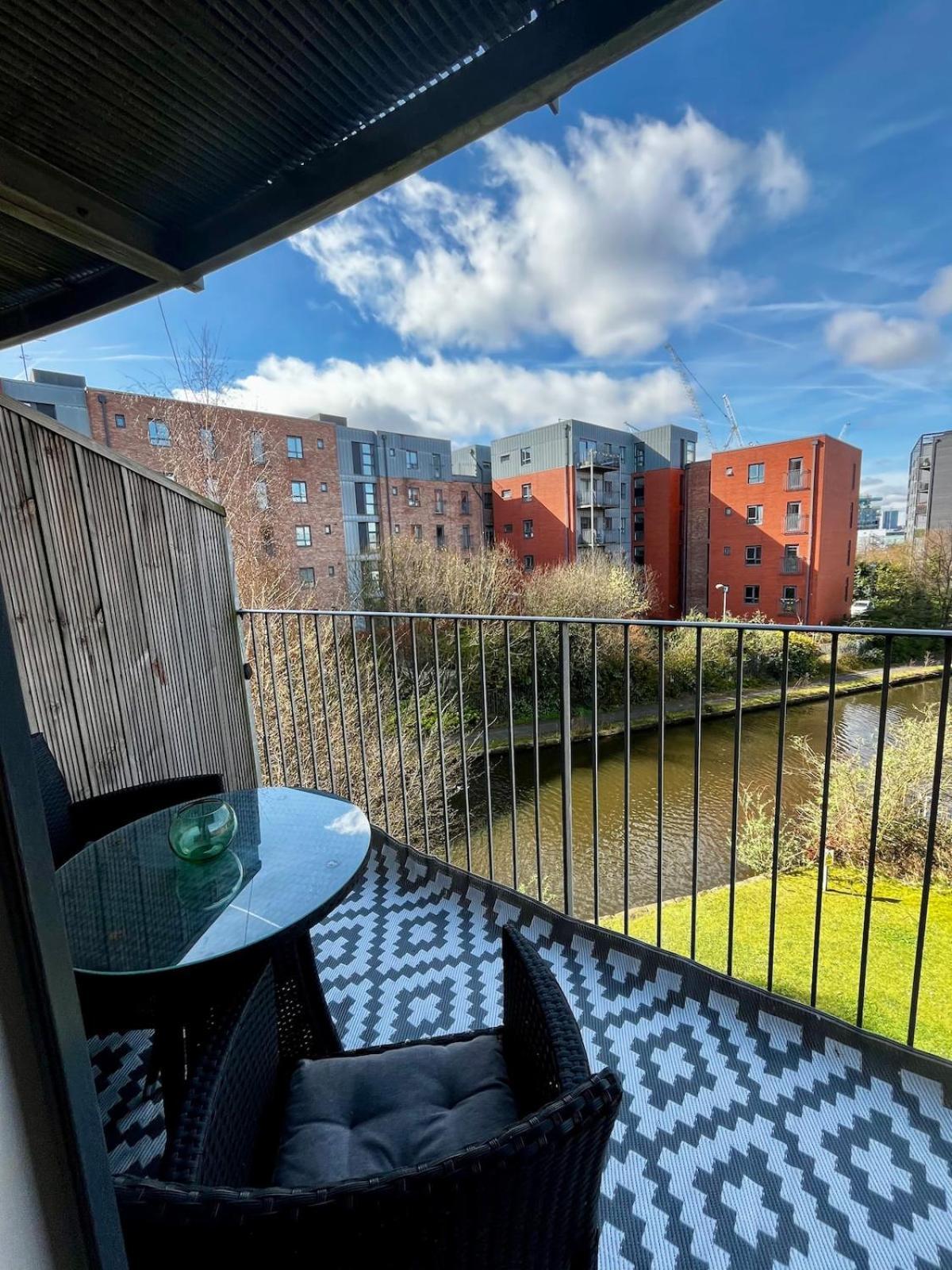 Serene 2-Bed Flat With Canal Views - Coop Live & Ethiad Manchester Exteriör bild