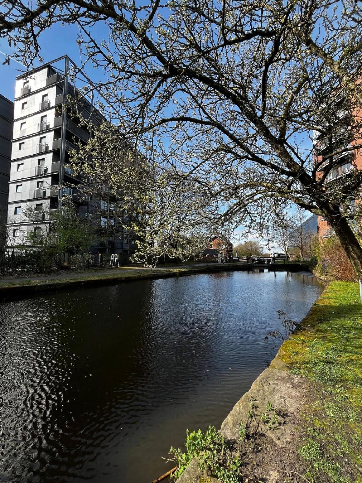 Serene 2-Bed Flat With Canal Views - Coop Live & Ethiad Manchester Exteriör bild