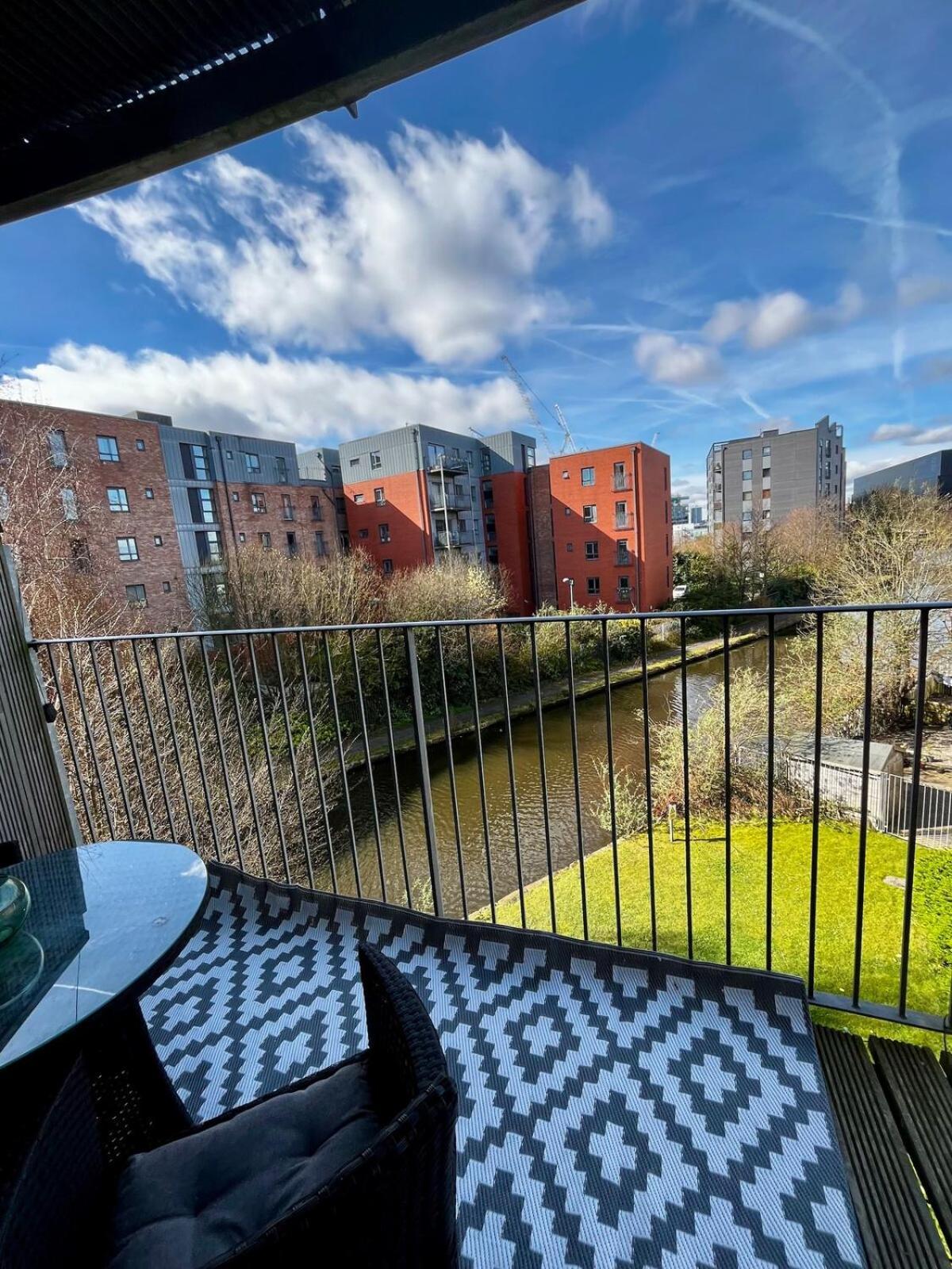 Serene 2-Bed Flat With Canal Views - Coop Live & Ethiad Manchester Exteriör bild