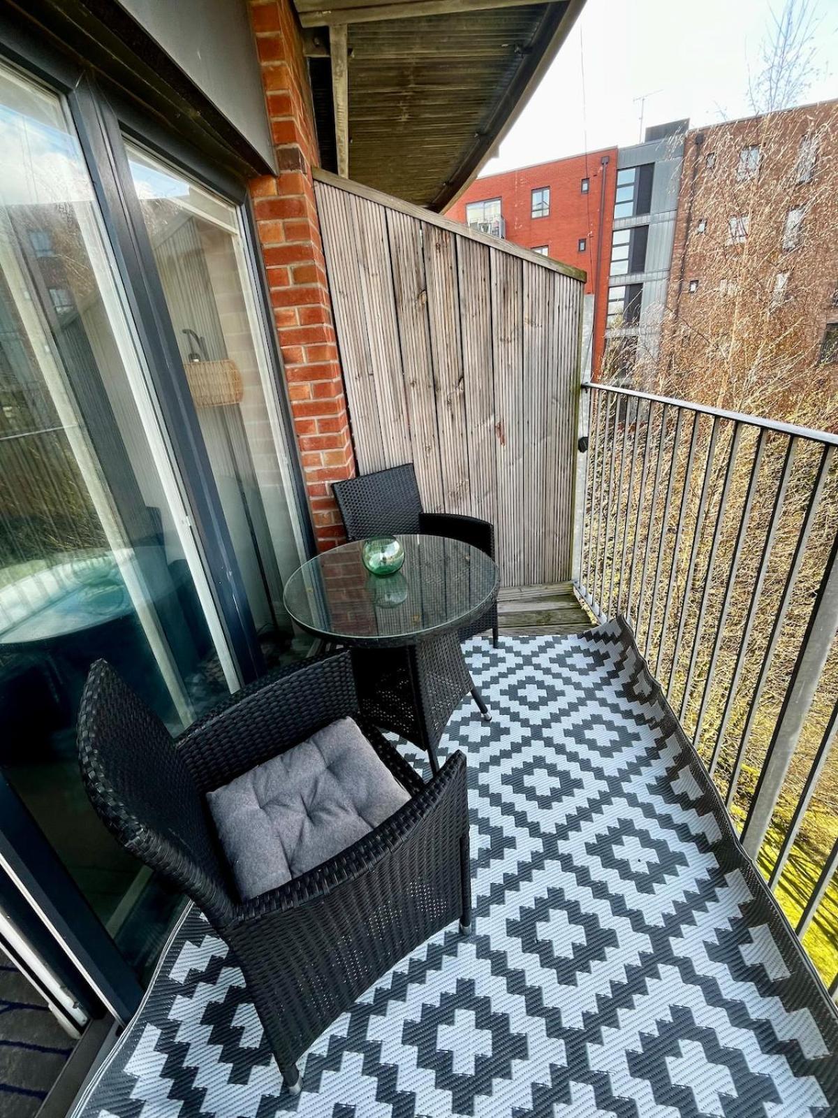 Serene 2-Bed Flat With Canal Views - Coop Live & Ethiad Manchester Exteriör bild